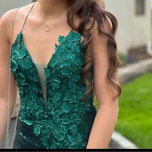 No alterations. Only wore once.